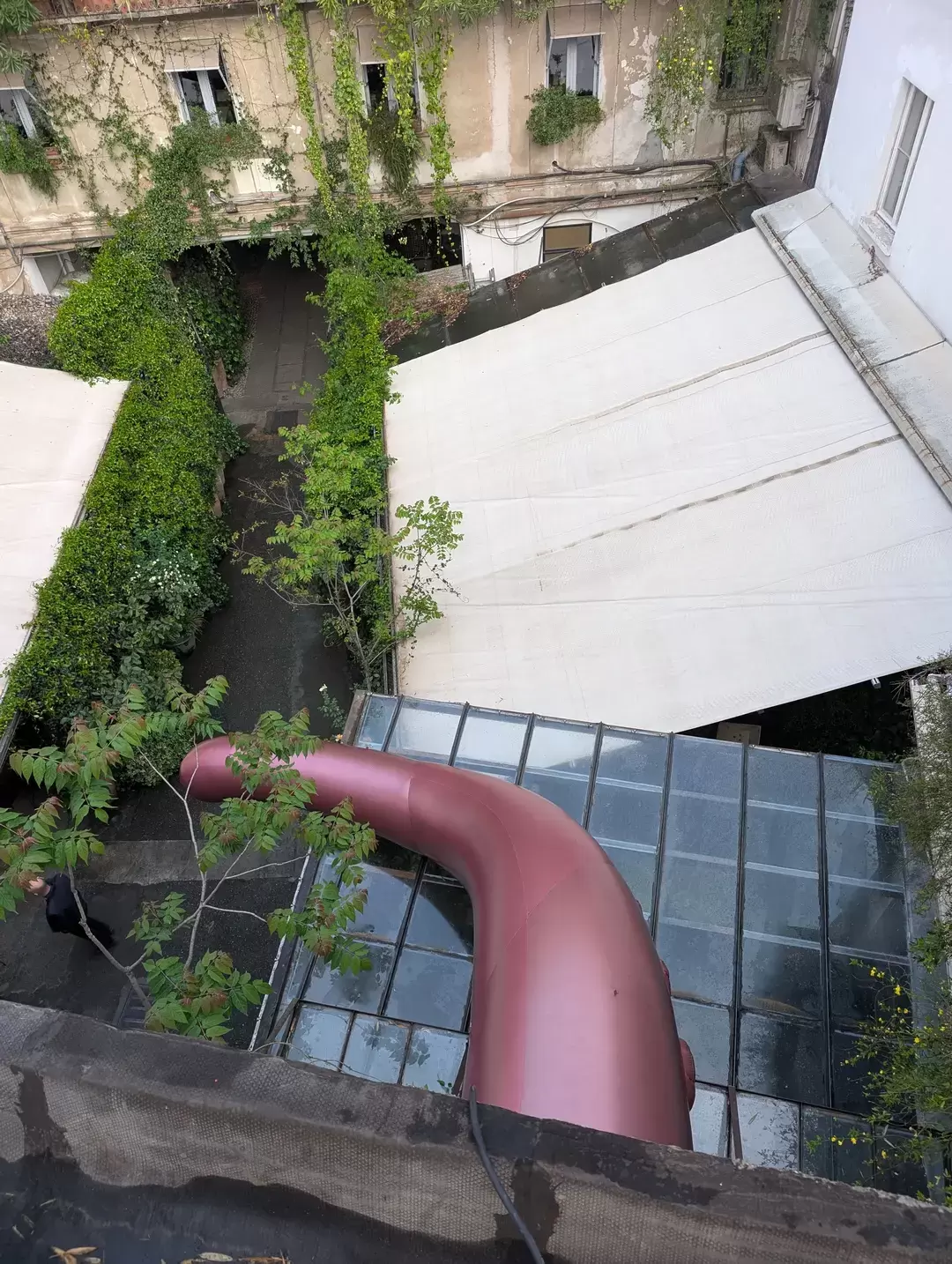 Il cortile visto dall'altro