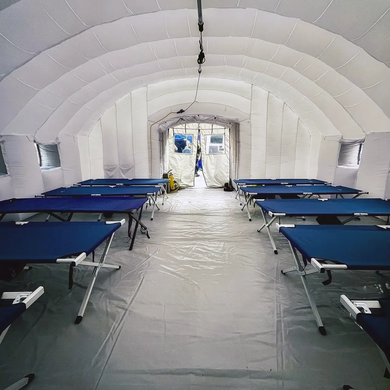 Interno della Tenda Pneumatica modello Premium con letti da campo - Tende & Accessori foto