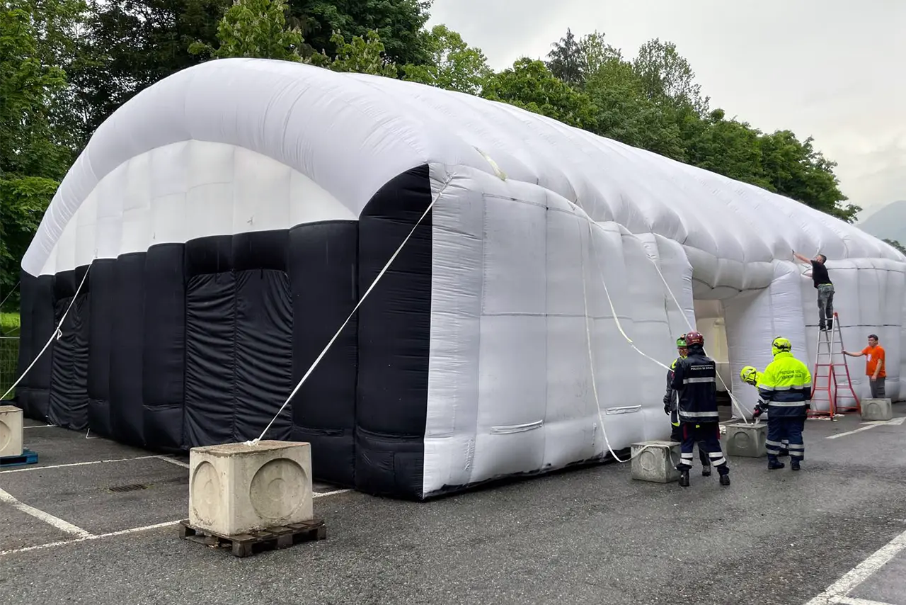 Montaggio Tenda Pneumatica foto