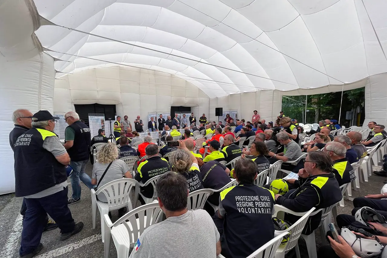 Riunione Protezione Civile all'interno della Tenda Pneumatica foto