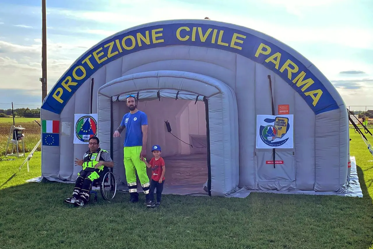 Protezione Civile Parma - Tenda Pneumatica modello Premium foto