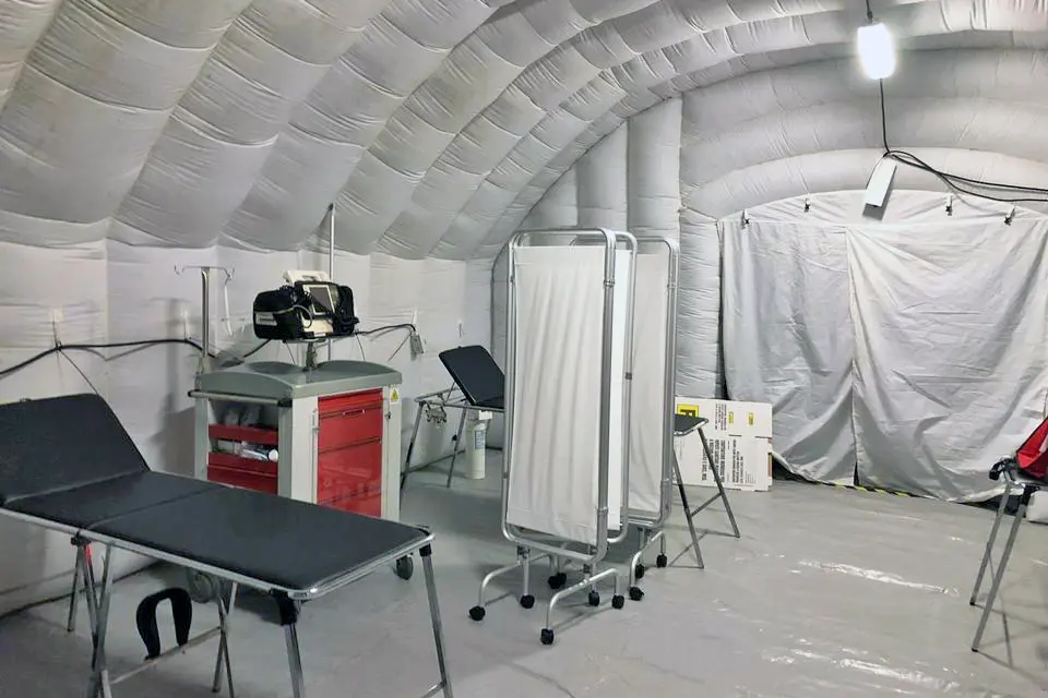 Interno della Tenda Pneumatica con Sala Medica e Attezzature foto