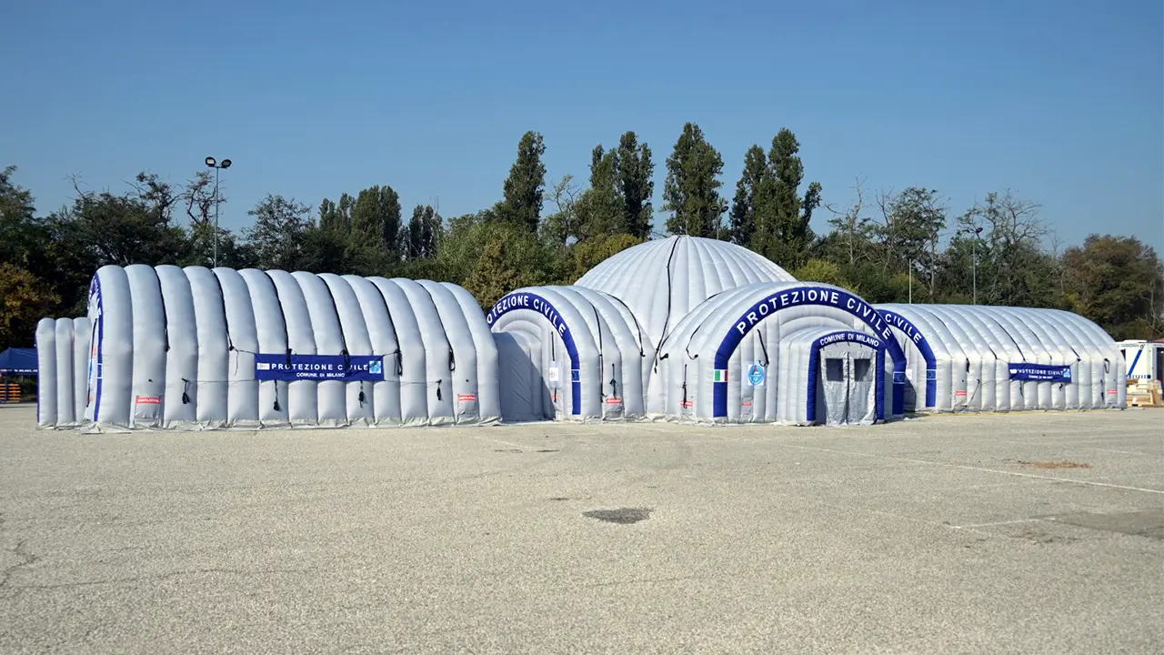 Campo con Tende Pneumatica Premium e Fast collegate tra loro - Protezione Civile Comune di Milano foto